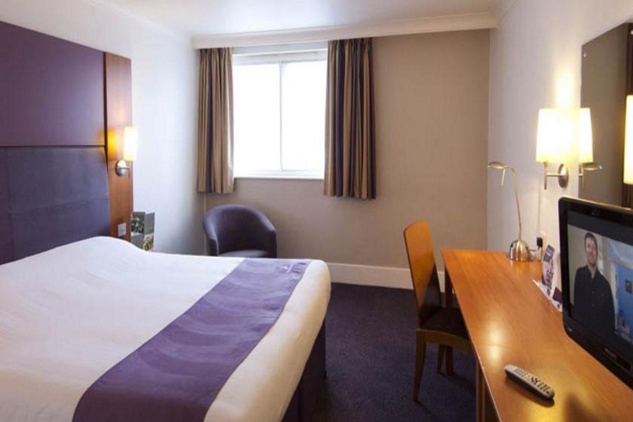 Premier Inn Manchester Trafford Centre North Экстерьер фото