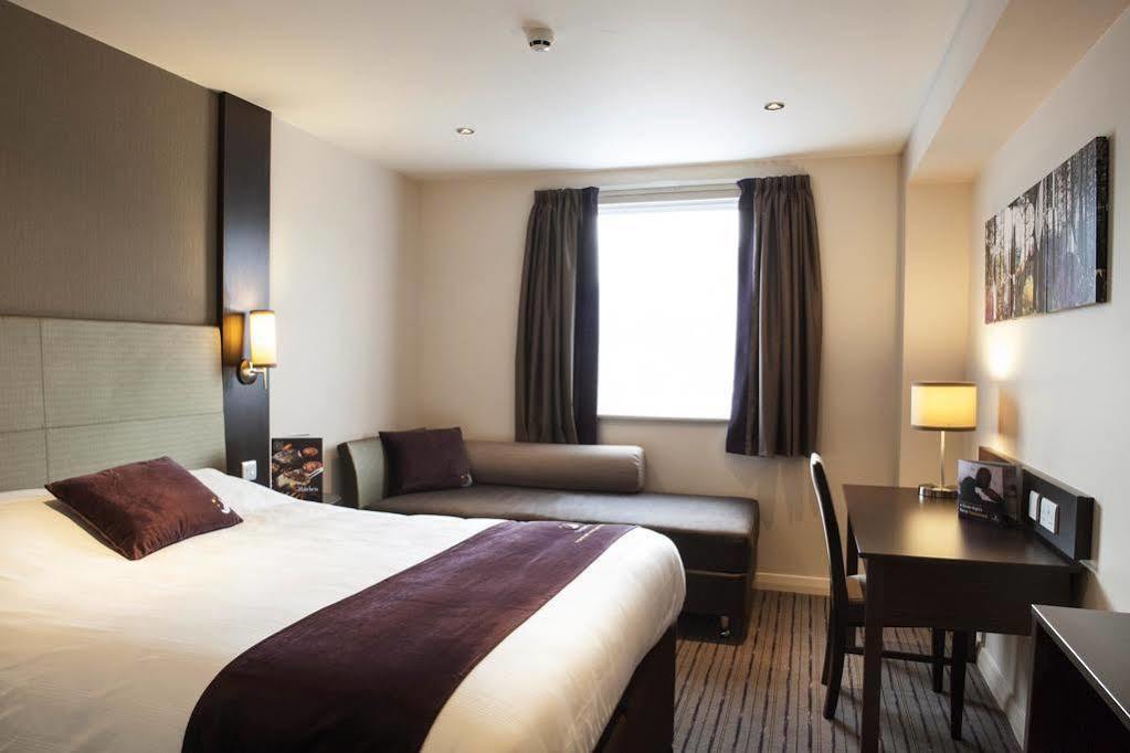 Premier Inn Manchester Trafford Centre North Экстерьер фото