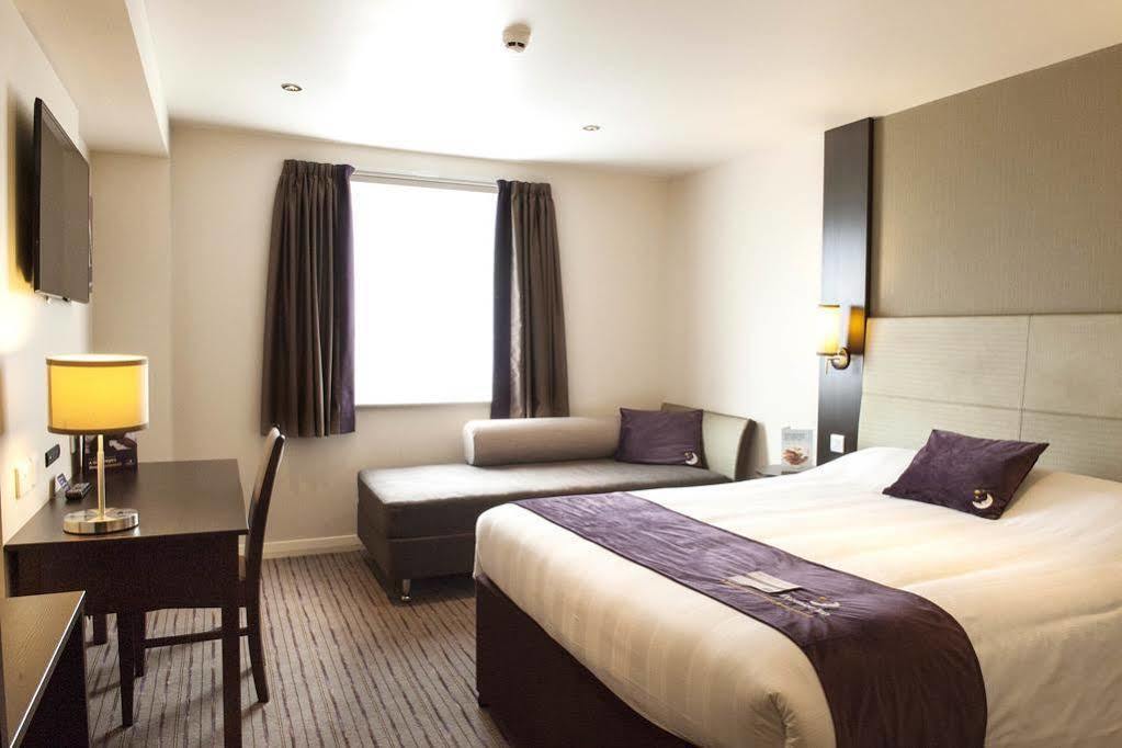 Premier Inn Manchester Trafford Centre North Экстерьер фото