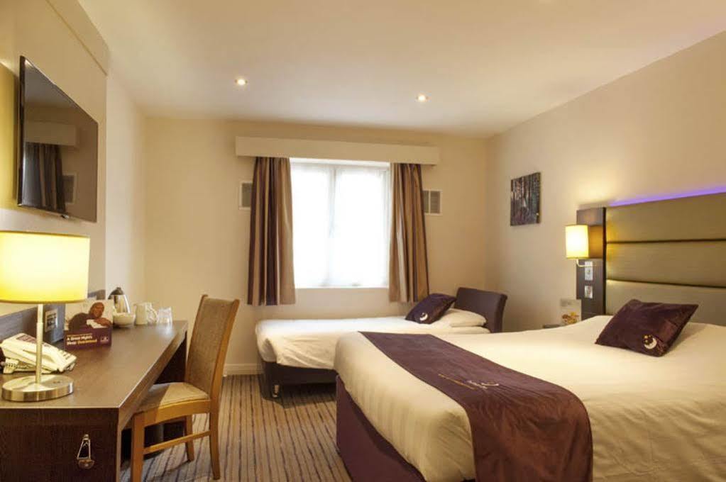 Premier Inn Manchester Trafford Centre North Экстерьер фото