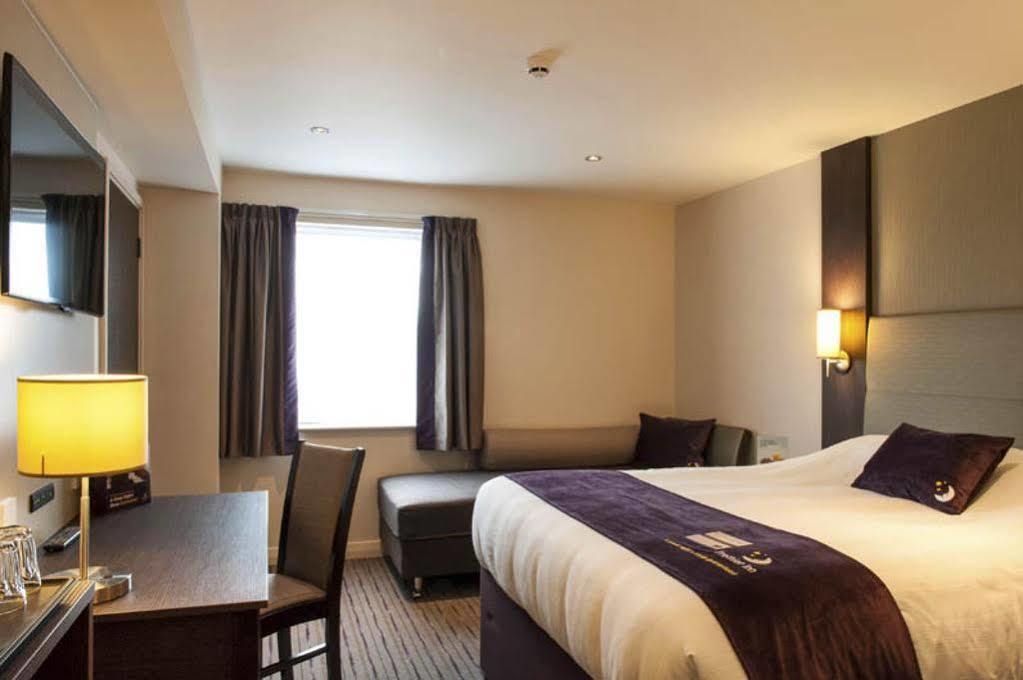 Premier Inn Manchester Trafford Centre North Экстерьер фото