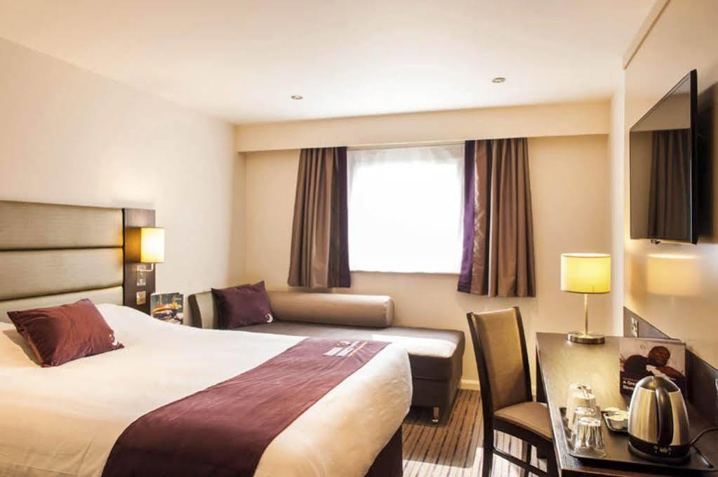 Premier Inn Manchester Trafford Centre North Экстерьер фото