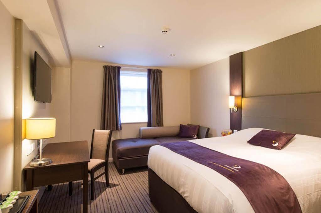 Premier Inn Manchester Trafford Centre North Экстерьер фото