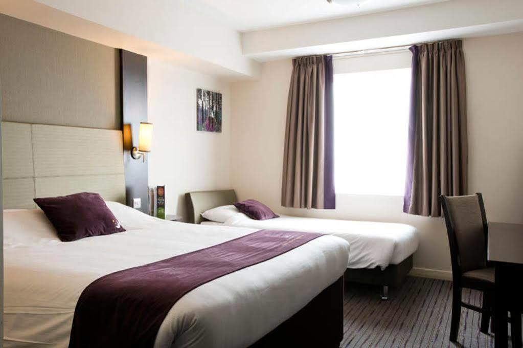 Premier Inn Manchester Trafford Centre North Экстерьер фото